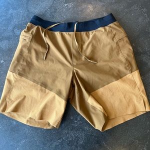 Lululemon men’s lined swim/workout shorts size large